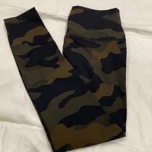 PINK VS ultimate cropped camo legging Size M